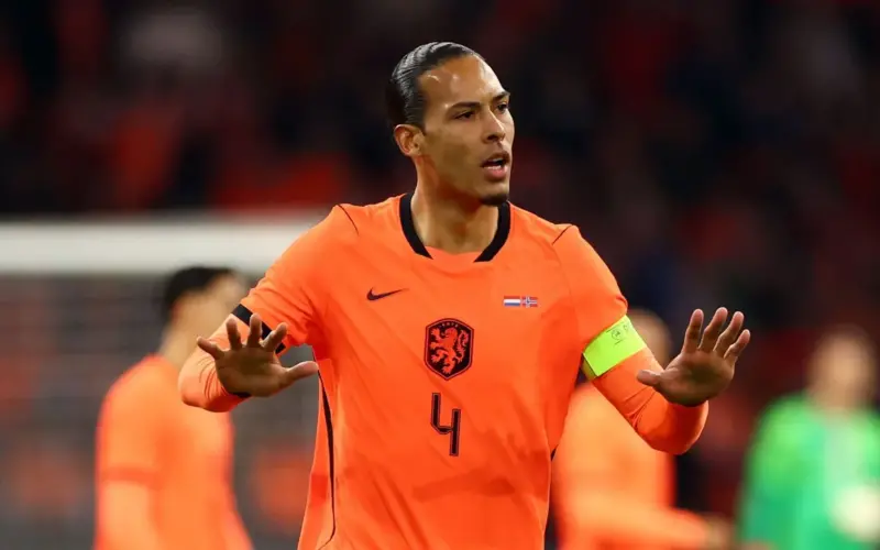 لقد فقدوا صوابهم تمامًا” – محلل هولندي يدافع عن فيرجيل فان دايك في مواجهة الانتقادات التي تصفه بـ”المتكبر